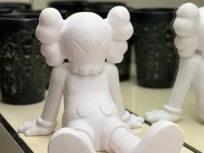 פיגורת KAWS יושבת