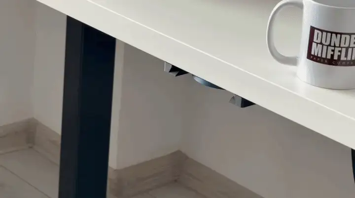 מחזיק כוס מתקפל מתחת לשולחן — תמונה 2