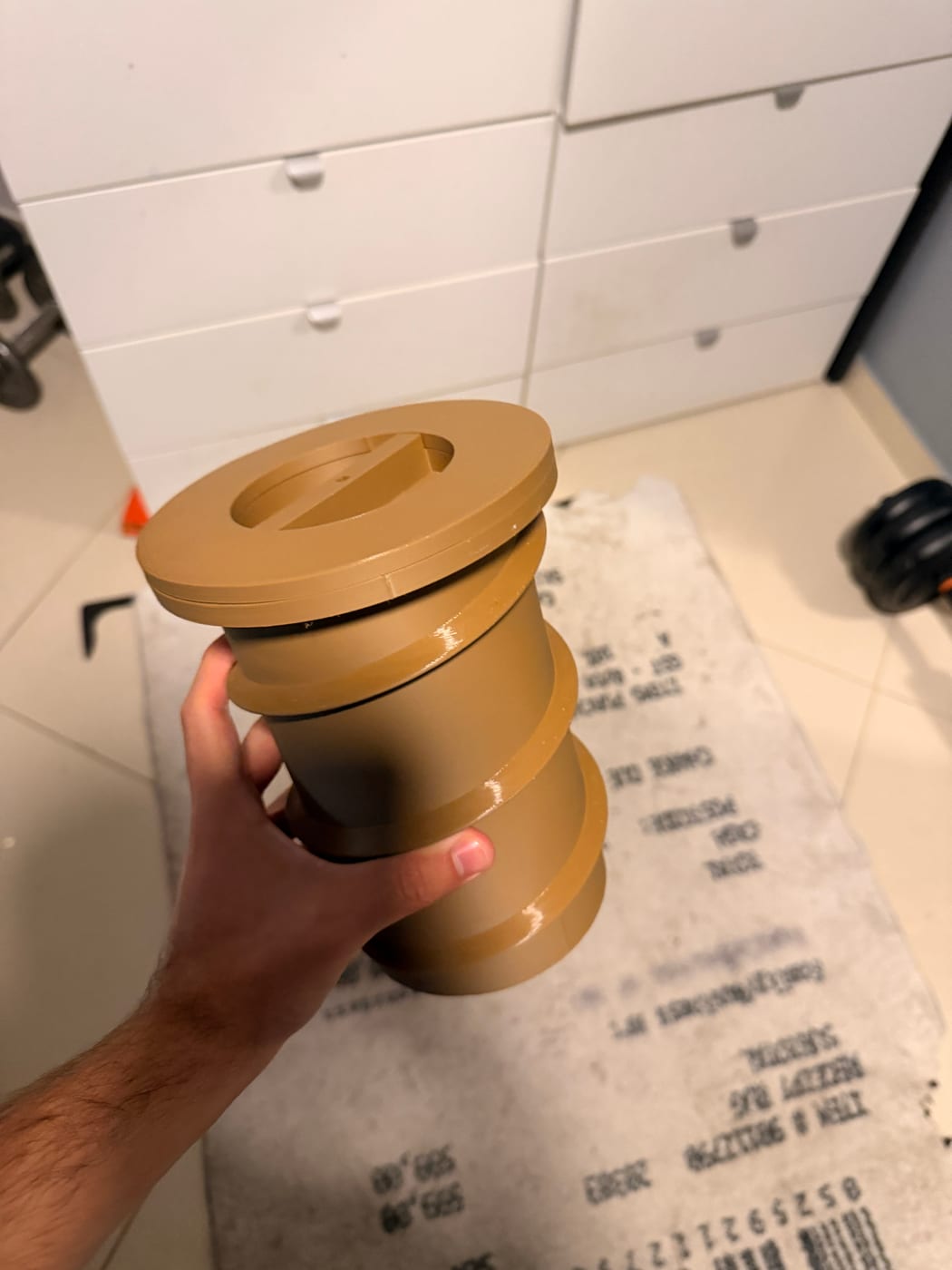 מיכל גדול עם מכסה